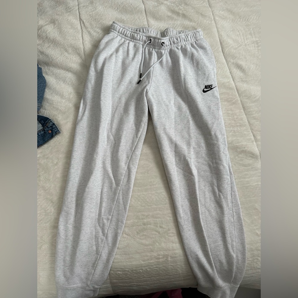 Nike Women's Sportswear Essential Fleece
Jogger Pants Size M
